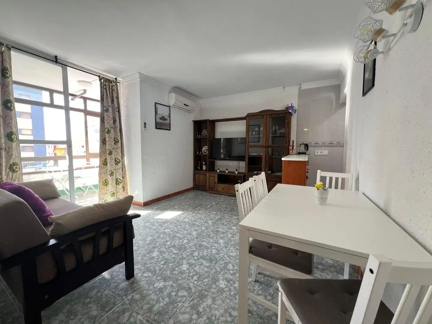 Wohnzimmer von Wohnungen zur Miete in Fuengirola mit Klimaanlage, Terrasse und Gemeinschaftspool