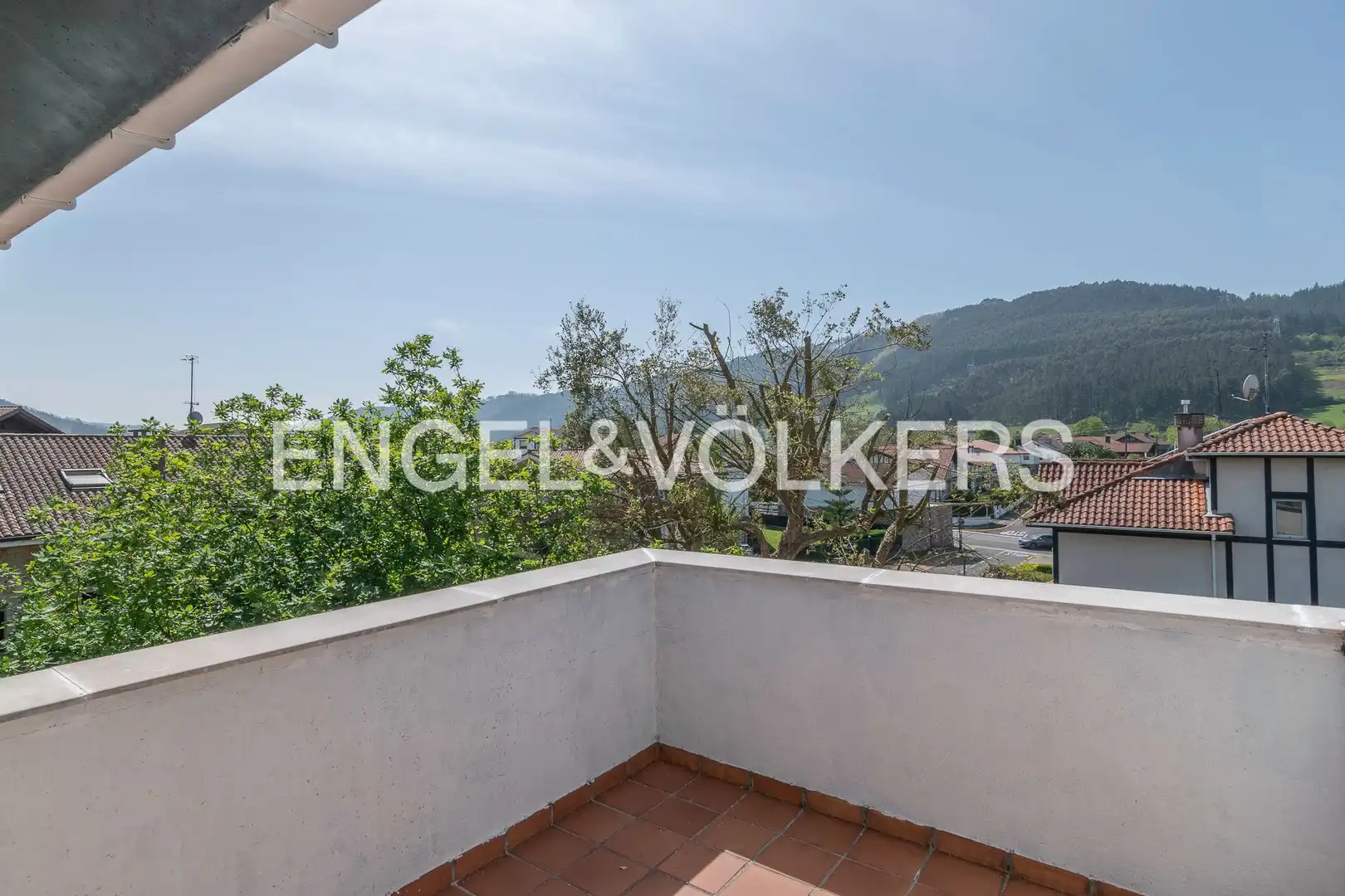 Terrasse von Einfamilien-Reihenhaus zum Verkauf in Gamiz-Fika mit Heizung, Privatgarten und Terrasse