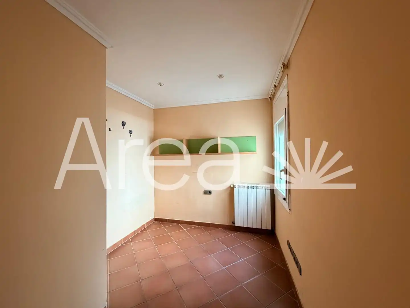 Wohnung zum Verkauf in Pineda de Mar mit Klimaanlage, Heizung und Balkon