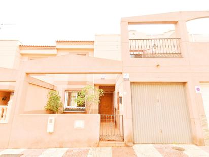 Vista exterior de Casa o xalet en venda en Roquetas de Mar amb Aire condicionat i Terrassa