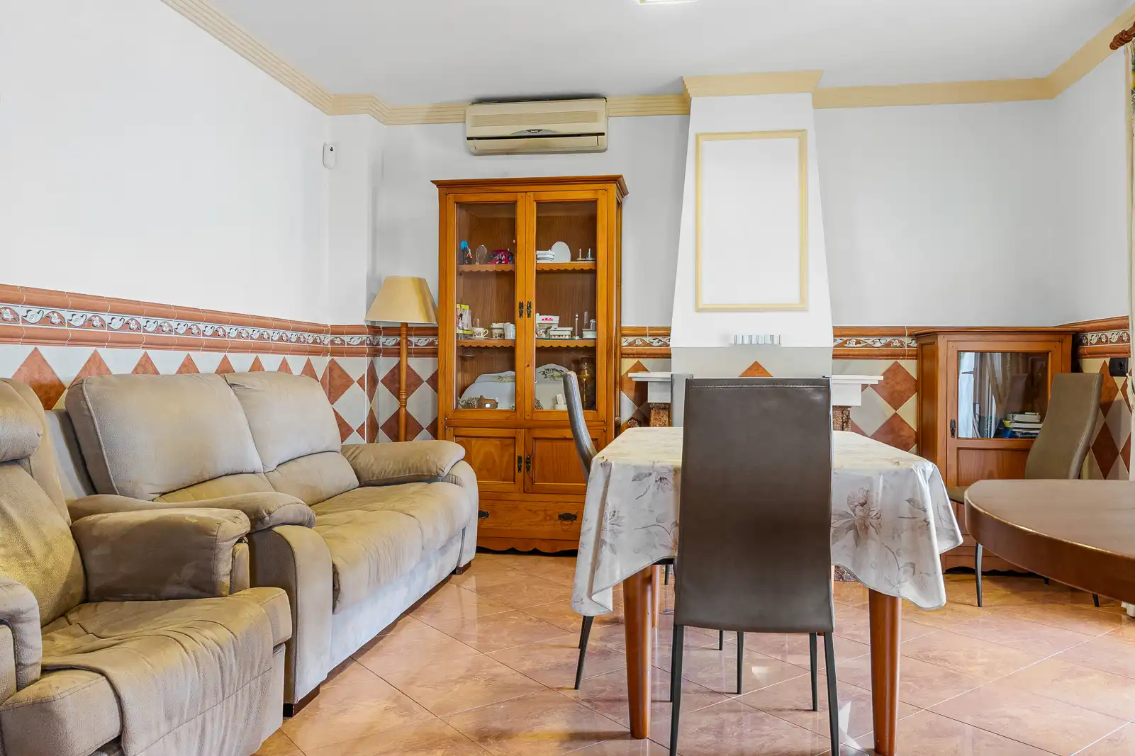 Sala d'estar de Casa o xalet en venda en Benalmádena amb Aire condicionat, Jardí privat i Piscina