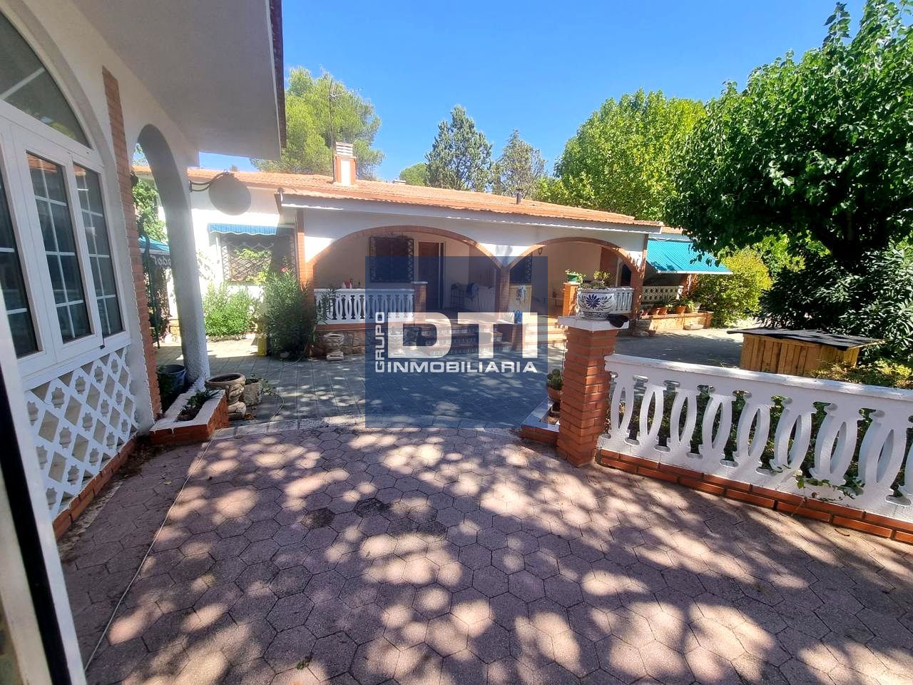 Vista exterior de Casa o xalet en venda en  Albacete Capital amb Jardí privat, Terrassa i Piscina