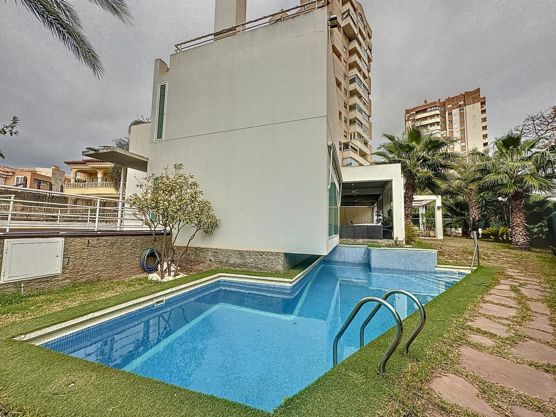 Piscina de Casa o xalet en venda en Roquetas de Mar amb Aire condicionat, Calefacció i Jardí privat