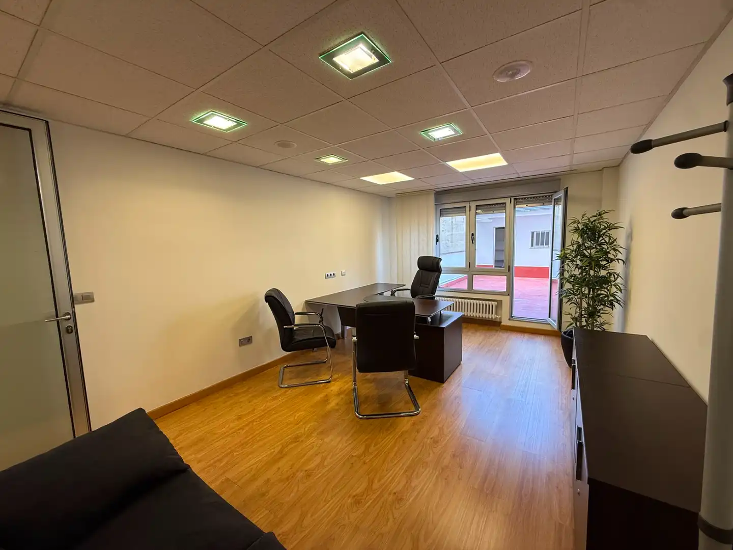 Oficina de alquiler en Oviedo  con Calefacción, Terraza y Amueblado