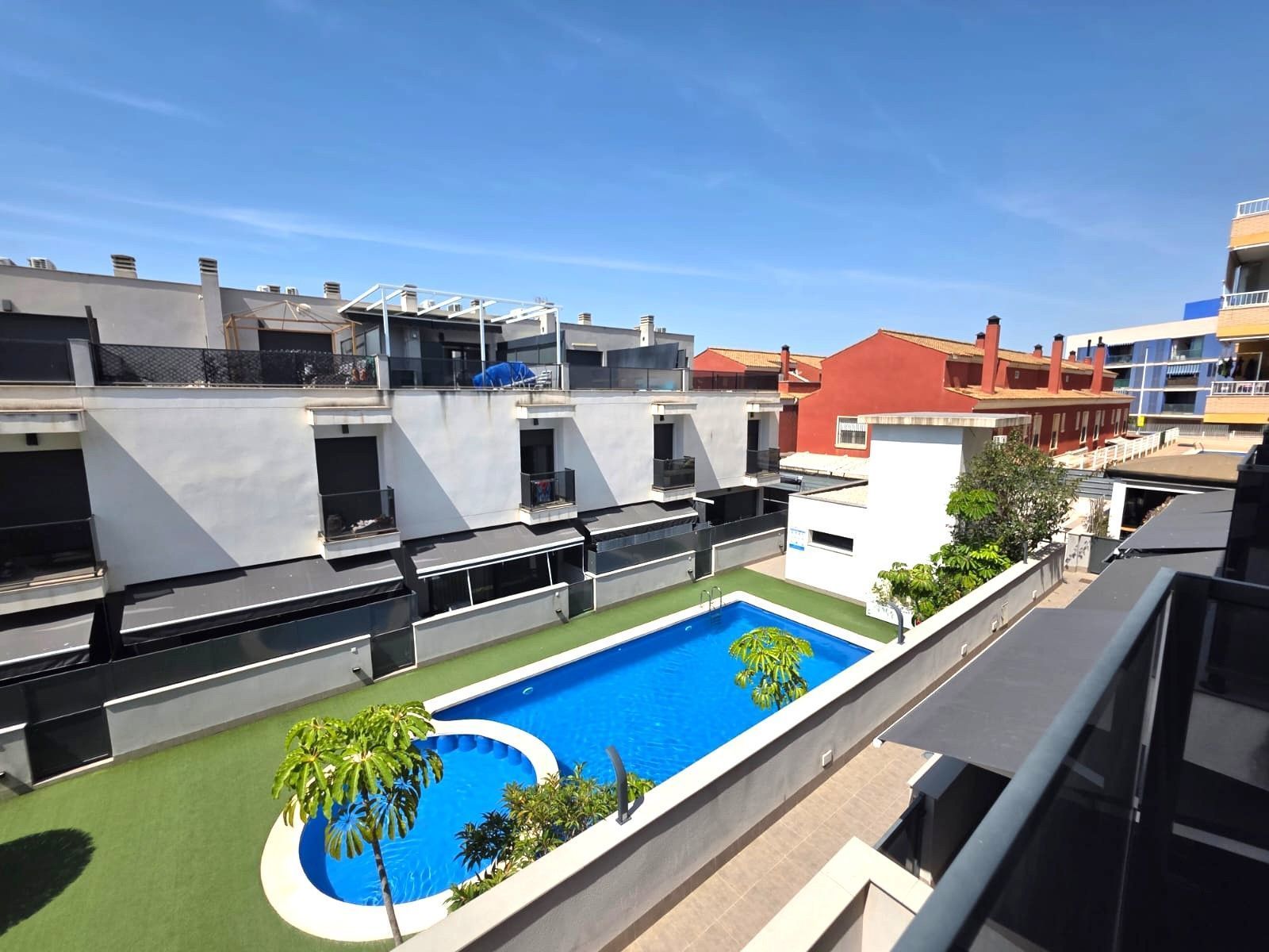 Piscina de Casa adosada de lloguer en Santa Pola amb Piscina comunitària