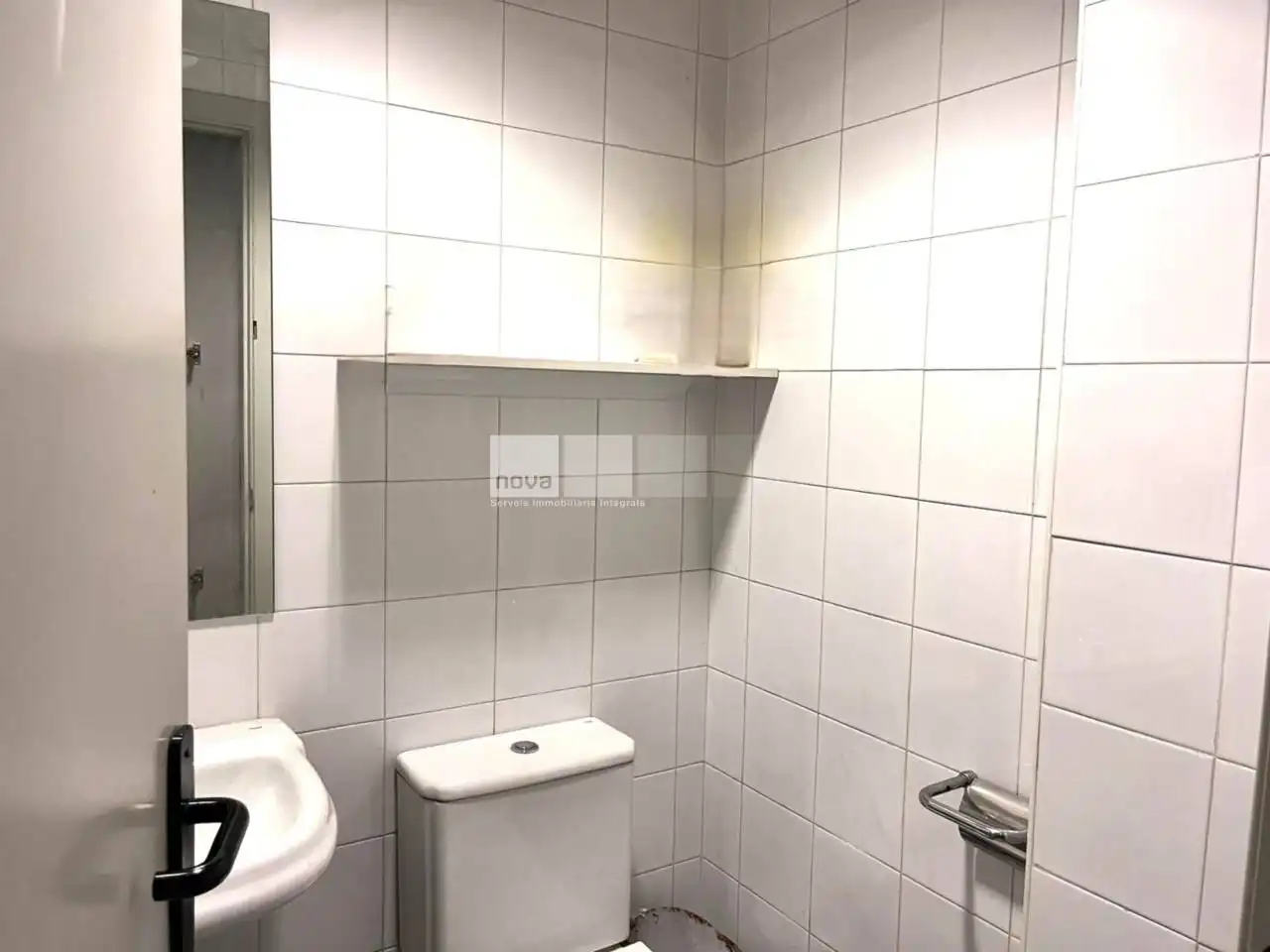 Badezimmer von Geschaftsraum zur Miete in Tona