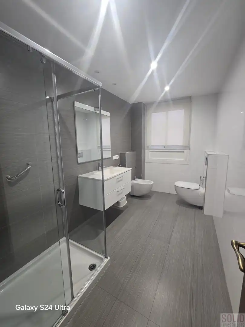Bathroom of Flat for rent in Valencia  with Air Conditioner and Balcony