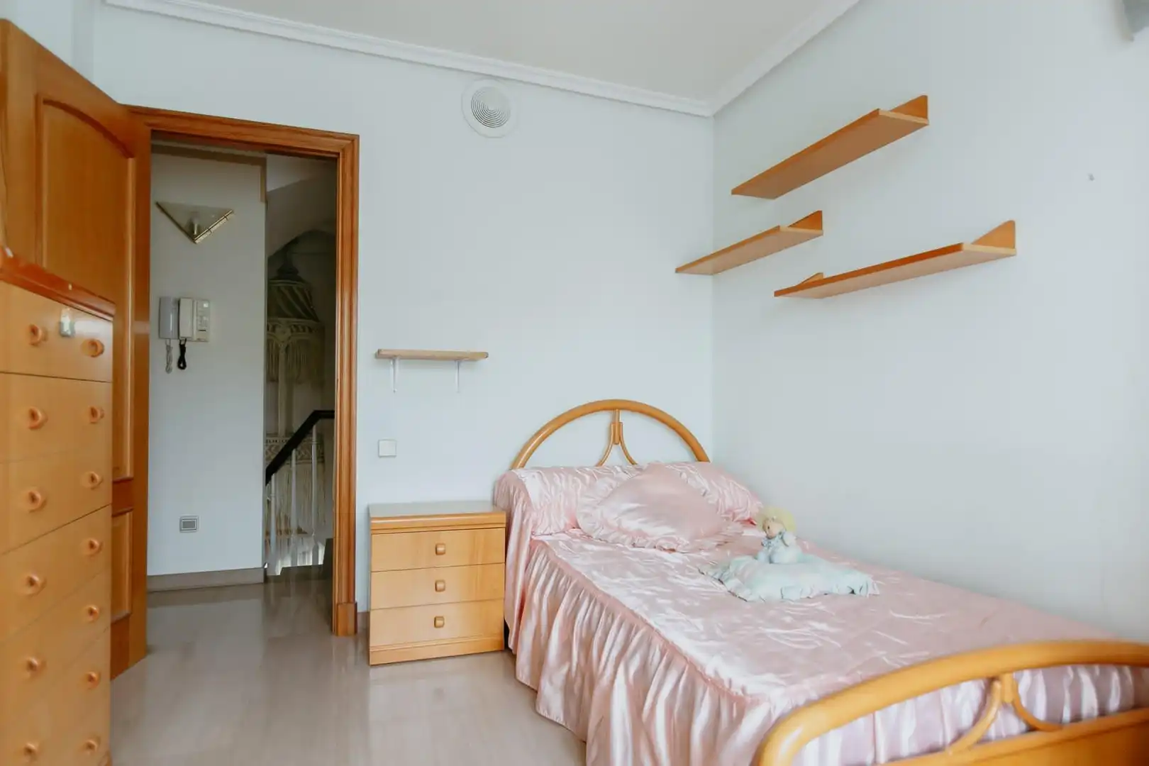 Habitación de Casa adosada en venta en Huesca con Aire acondicionado, Jardín privado y Terraza