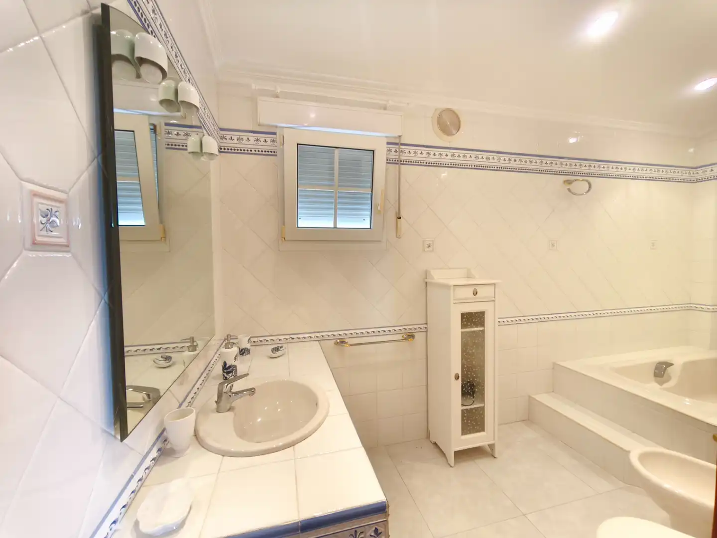 Bany de Casa o xalet en venda en Santiago de Compostela  amb Calefacció, Jardí privat i Terrassa