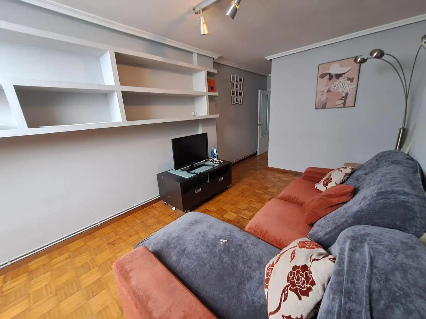 Sala d'estar de Apartament en venda en Oviedo  amb Calefacció