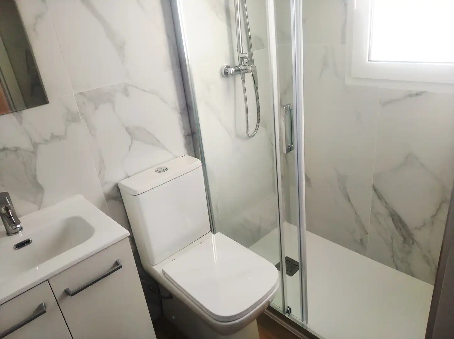 Baño de Apartamento de alquiler en El Campello con Aire acondicionado, Calefacción y Parquet