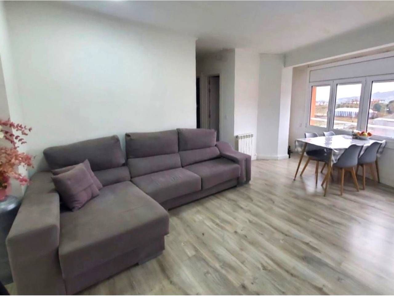 Living room of Flat for sale in Sant Pere de Torelló  with Heating, Parquet flooring and Balcony