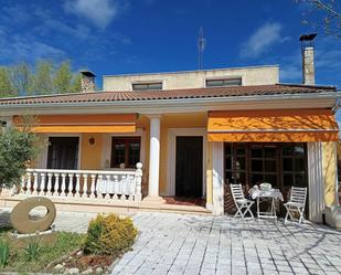 Vista exterior de Casa o xalet en venda en La Pedraja de Portillo  amb Jardí privat, Piscina i Piscina comunitària