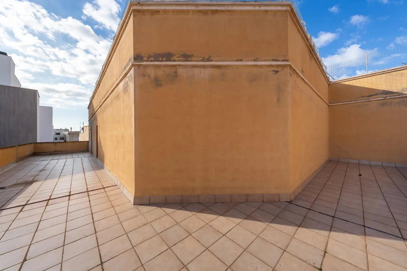 Außenansicht von Gebäude zum Verkauf in Roquetas de Mar