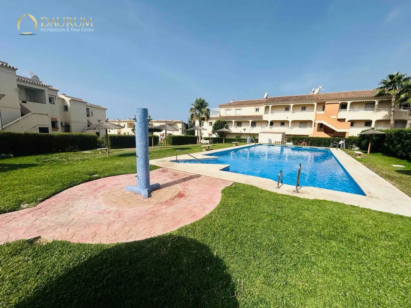 Schwimmbecken von Einfamilien-Reihenhaus zum Verkauf in Torrox mit Klimaanlage, Heizung und Privatgarten