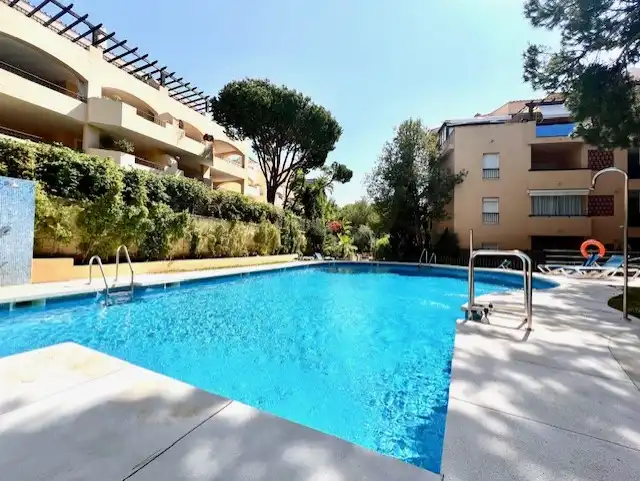 Piscina de Pis en venda en Marbella amb Aire condicionat, Calefacció i Moblat