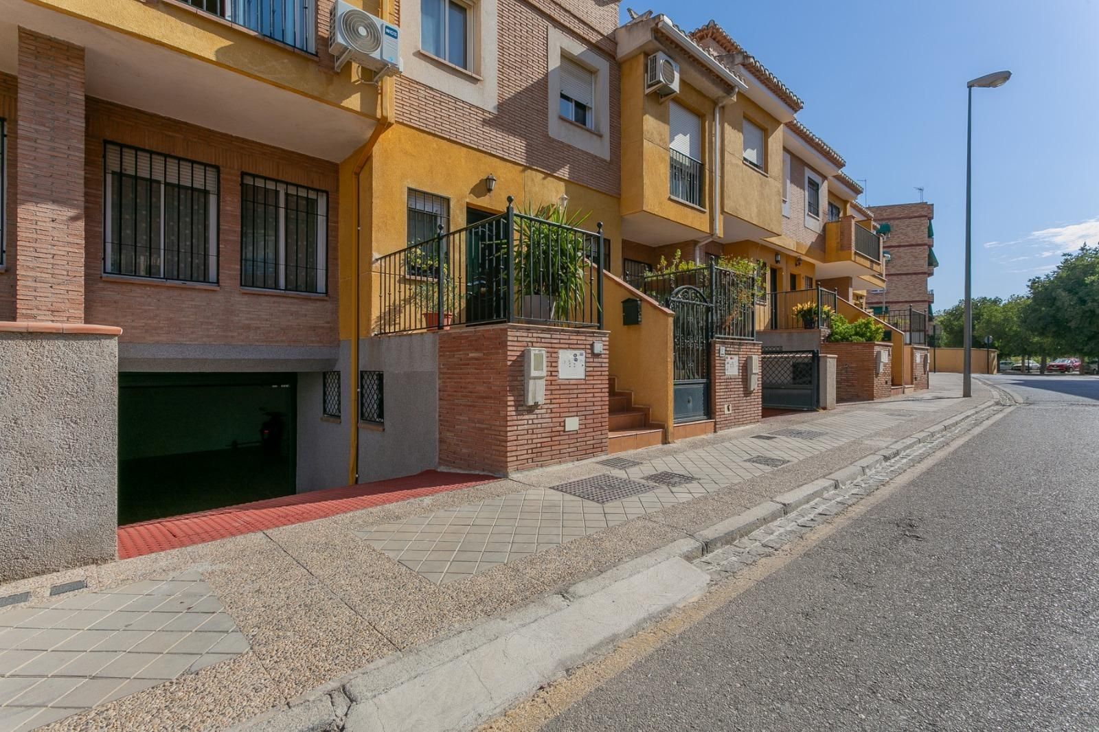 Vista exterior de Casa adosada en venda en  Granada Capital amb Aire condicionat i Terrassa