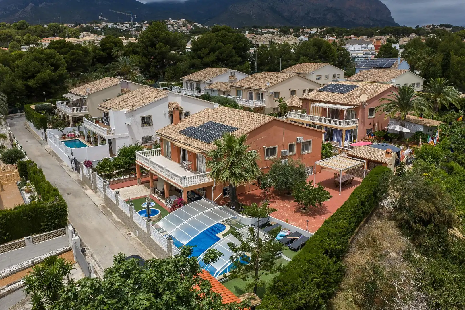 Vista exterior de Casa o xalet en venda en La Nucia amb Calefacció, Jardí privat i Terrassa