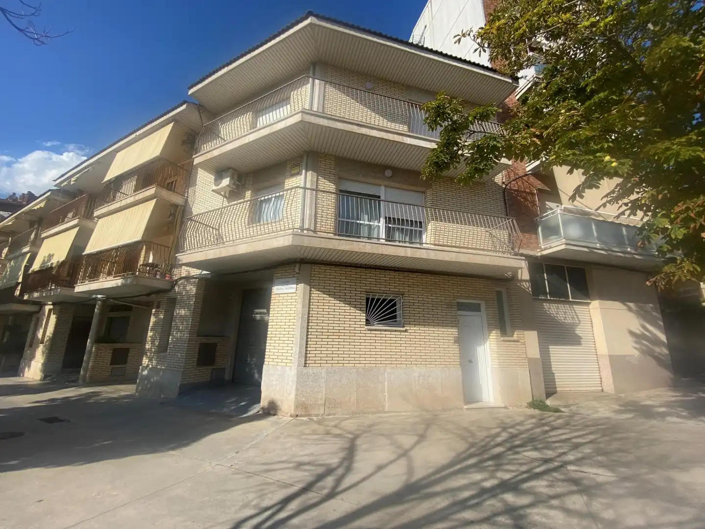 Vista exterior de Casa adosada en venta en Manresa con Calefacción