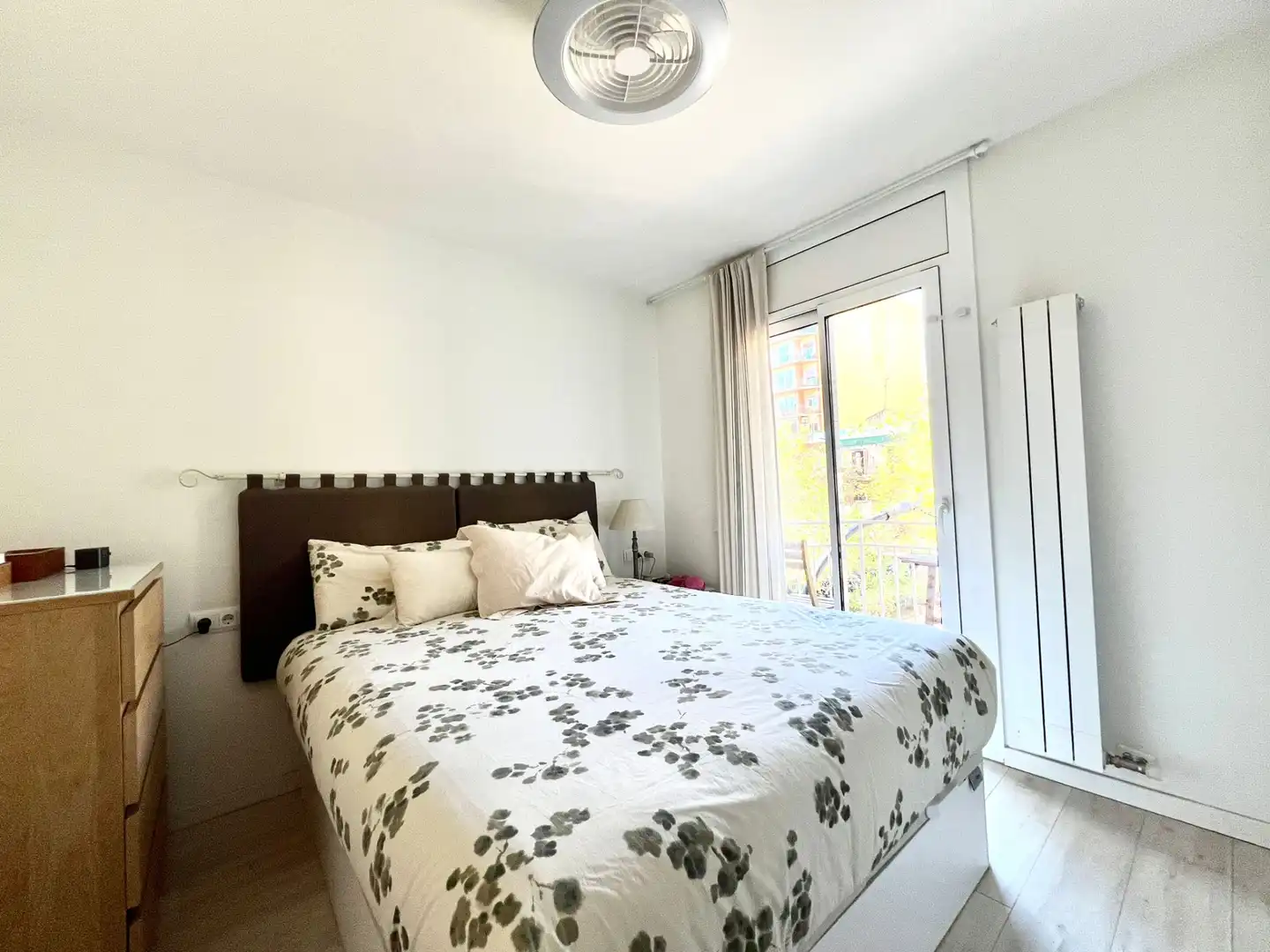 Schlafzimmer von Wohnung zum Verkauf in Barcelona mit Heizung, Parkett und Balkon