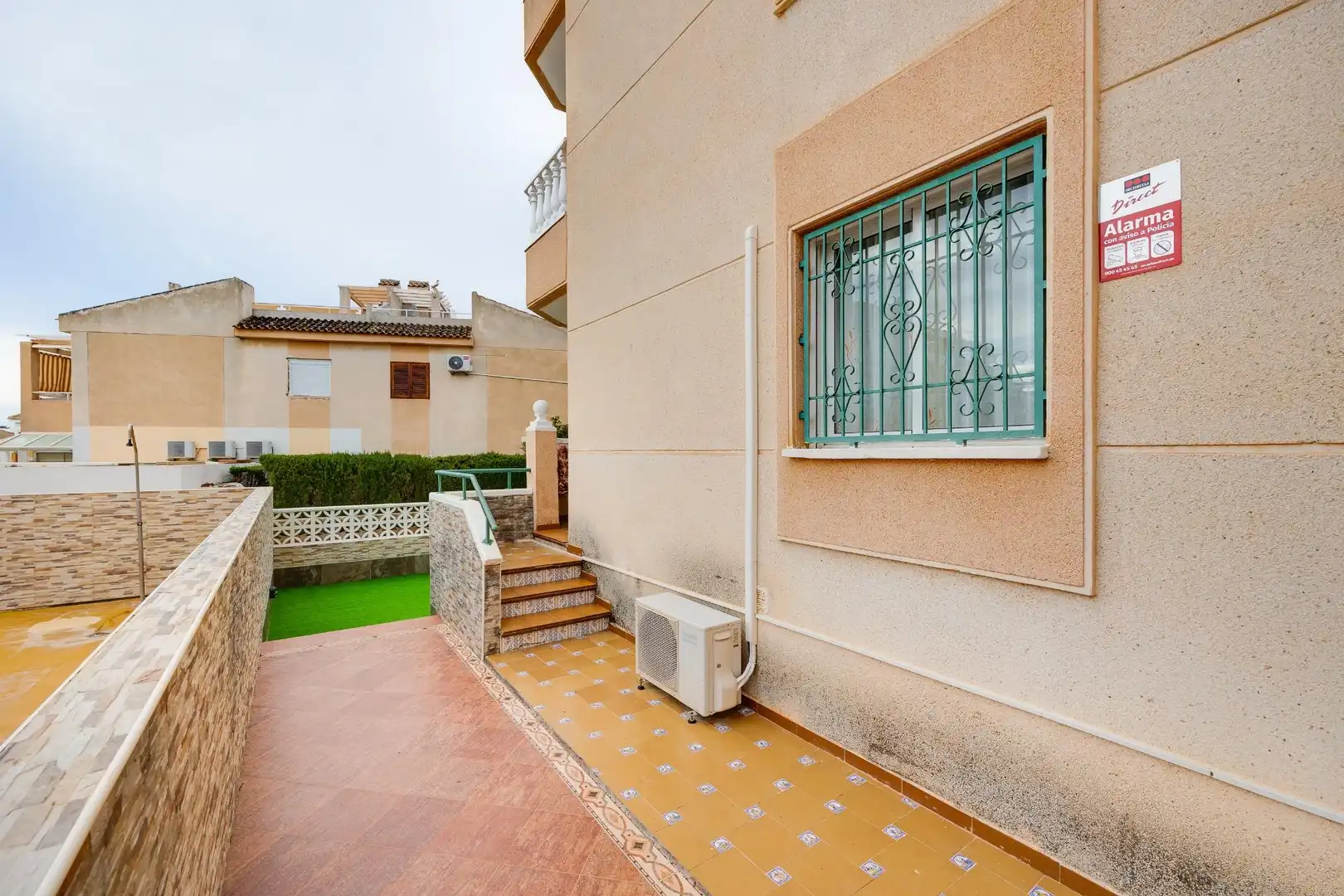 Vista exterior de Apartament en venda en Torrevieja amb Aire condicionat, Jardí privat i Terrassa