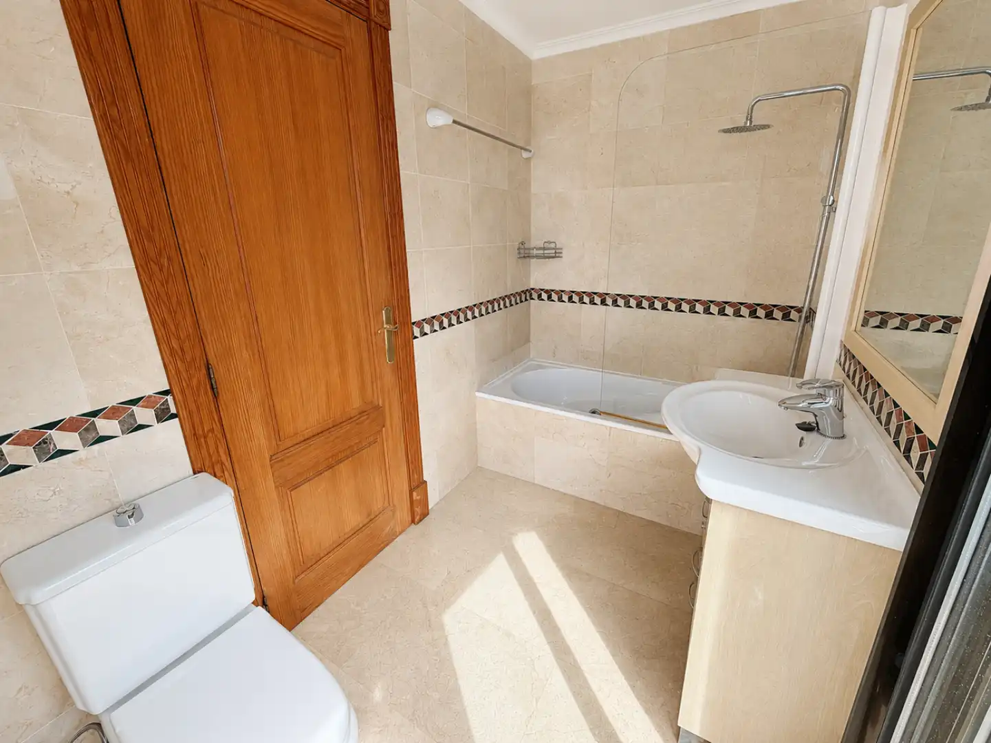 Badezimmer von Einfamilien-Reihenhaus zur Miete in Llucmajor mit Klimaanlage, Heizung und Privatgarten