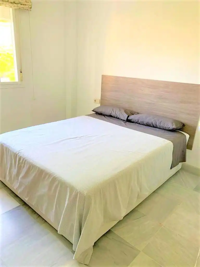 Dormitori de Apartament de lloguer en Marbella amb Aire condicionat, Terrassa i Moblat