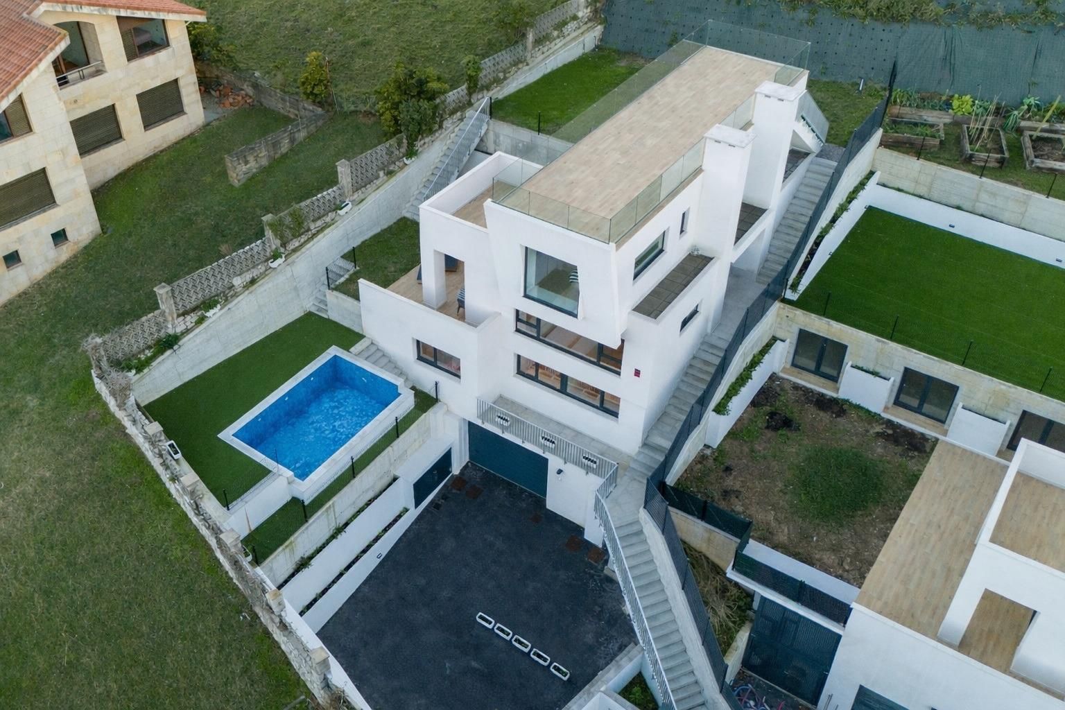 Vista exterior de Casa o xalet en venda en Suances amb Jardí privat, Terrassa i Piscina