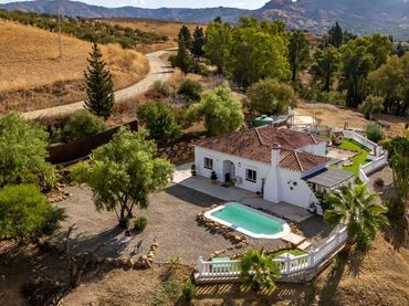 Casa rustica con piscina in vendita a Pizarra
