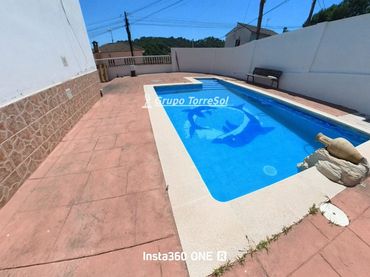 Detached house with pool for sale in Companys
