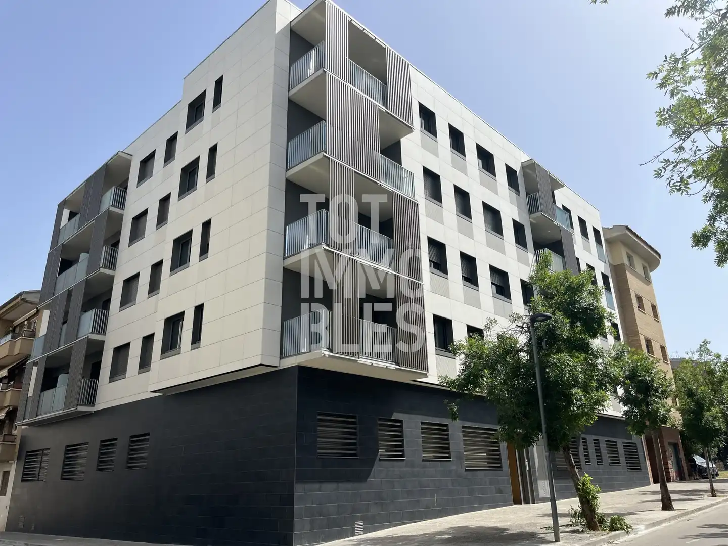 Außenansicht von Wohnung zur Miete in Girona mit Klimaanlage, Heizung und Schwimmbad