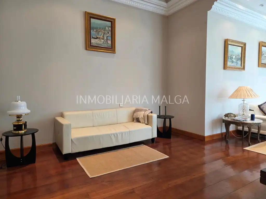 Sala d'estar de Casa o xalet en venda en Colunga amb Calefacció, Jardí privat i Parquet