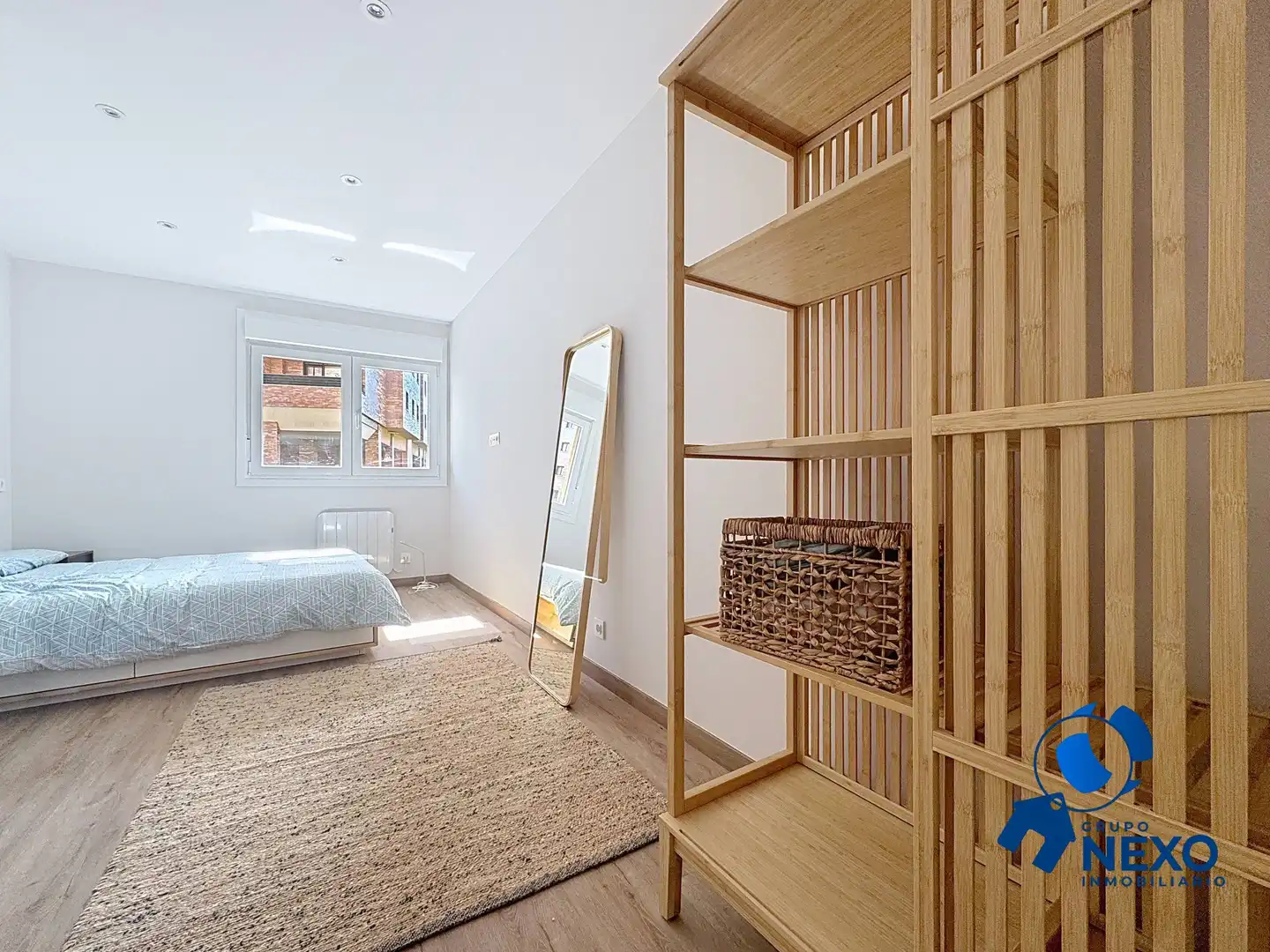 Dormitori de Apartament de lloguer en Gijón  amb Calefacció, Traster i Moblat
