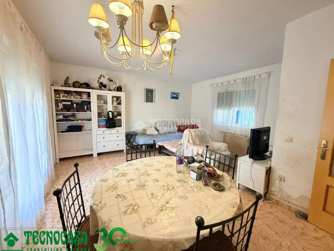 Sala de estar de Casa adosada en venta en Albarreal de Tajo con Aire acondicionado y Jardín privado