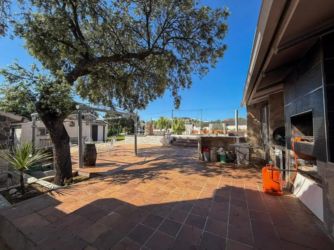 Terrassa de Casa o xalet en venda en Villa del Prado amb Aire condicionat i Piscina
