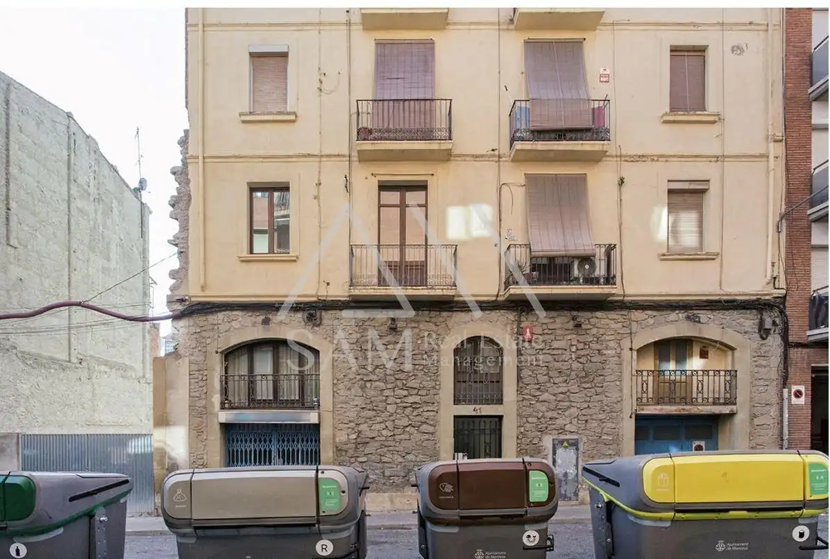 Vista exterior de Pis en venda en Manresa amb Balcó