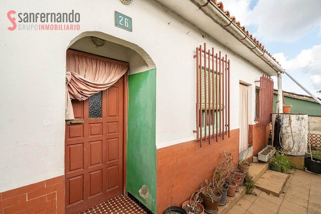 Vista exterior de Casa o xalet en venda en Torrelavega  amb Jardí privat, Terrassa i Traster