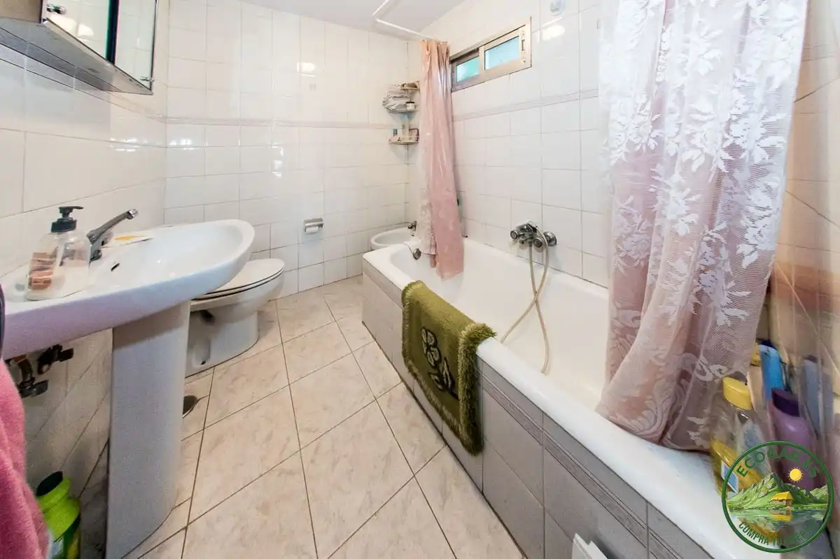 Badezimmer von Haus oder Chalet zum Verkauf in Corullón mit Heizung, Privatgarten und Parkett