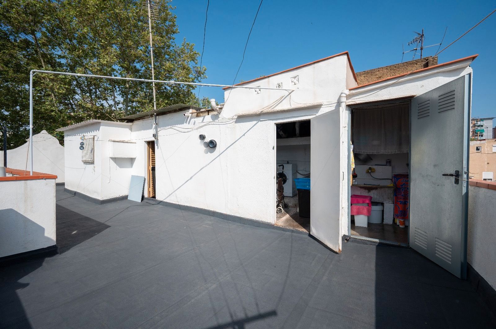 Exterior view of House or chalet for sale in  Barcelona Capital  with Terrace and Balcony