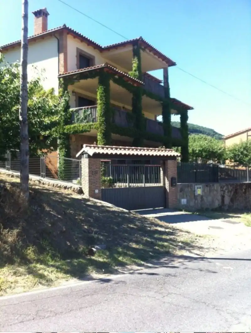Vista exterior de Casa o xalet en venda en Valdastillas amb Aire condicionat, Calefacció i Terrassa