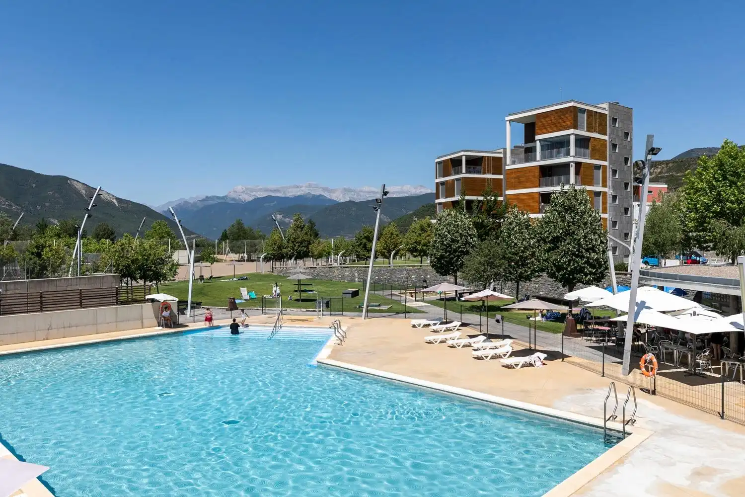 Piscina de Pis en venda en Sabiñánigo amb Calefacció, Parquet i Terrassa