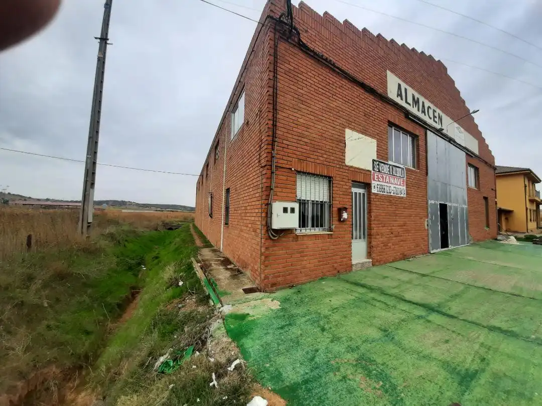 Vista exterior de Nau industrial en venda en Micereces de Tera