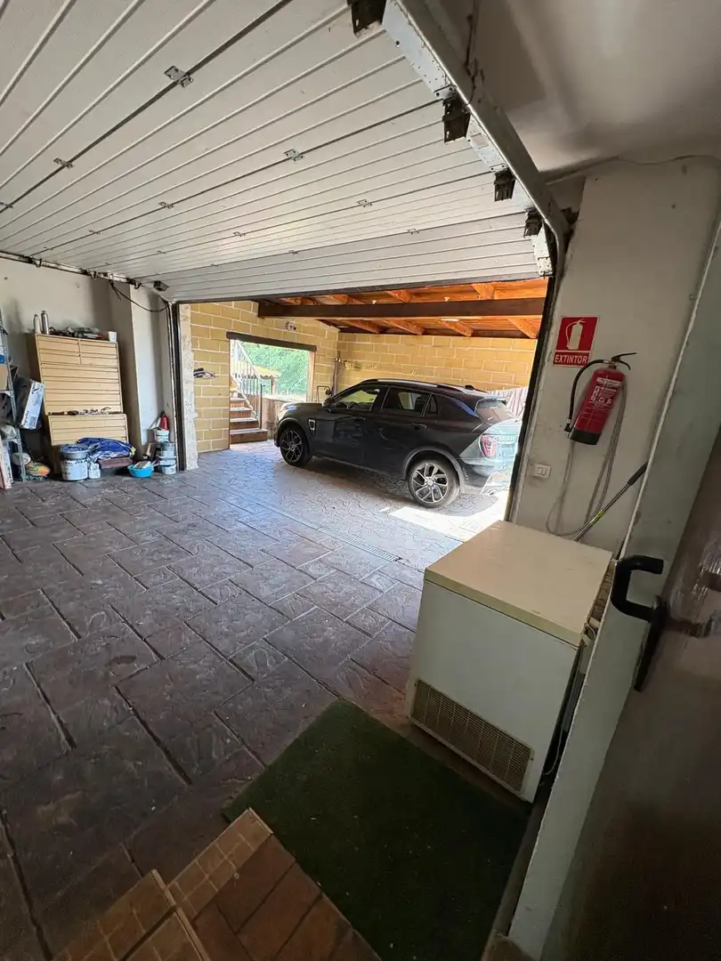 Aparcament de Casa o xalet en venda en Laguna de Duero amb Calefacció, Jardí privat i Traster