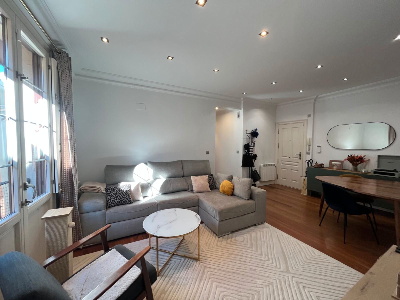 Living room of Flat for sale in Bilbao   with Heating, Furnished and Oven