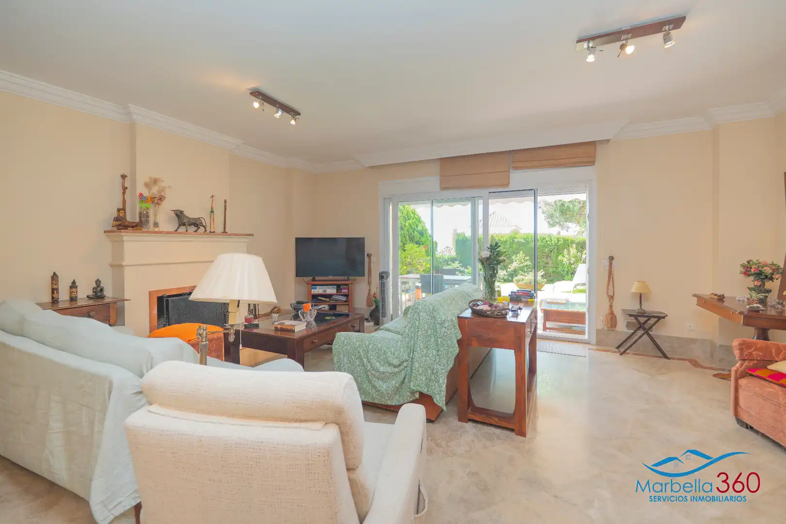 Sala de estar de Casa adosada en venta en Marbella con Aire acondicionado, Calefacción y Jardín privado