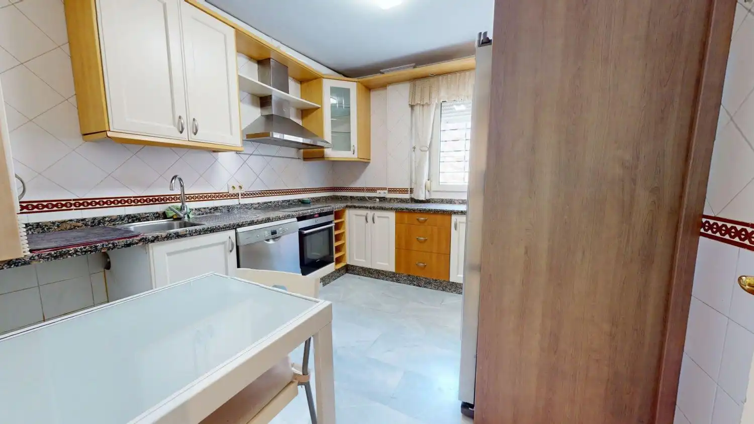 Küche von Wohnung zum Verkauf in San Juan de Aznalfarache mit Klimaanlage, Heizung und Abstellraum