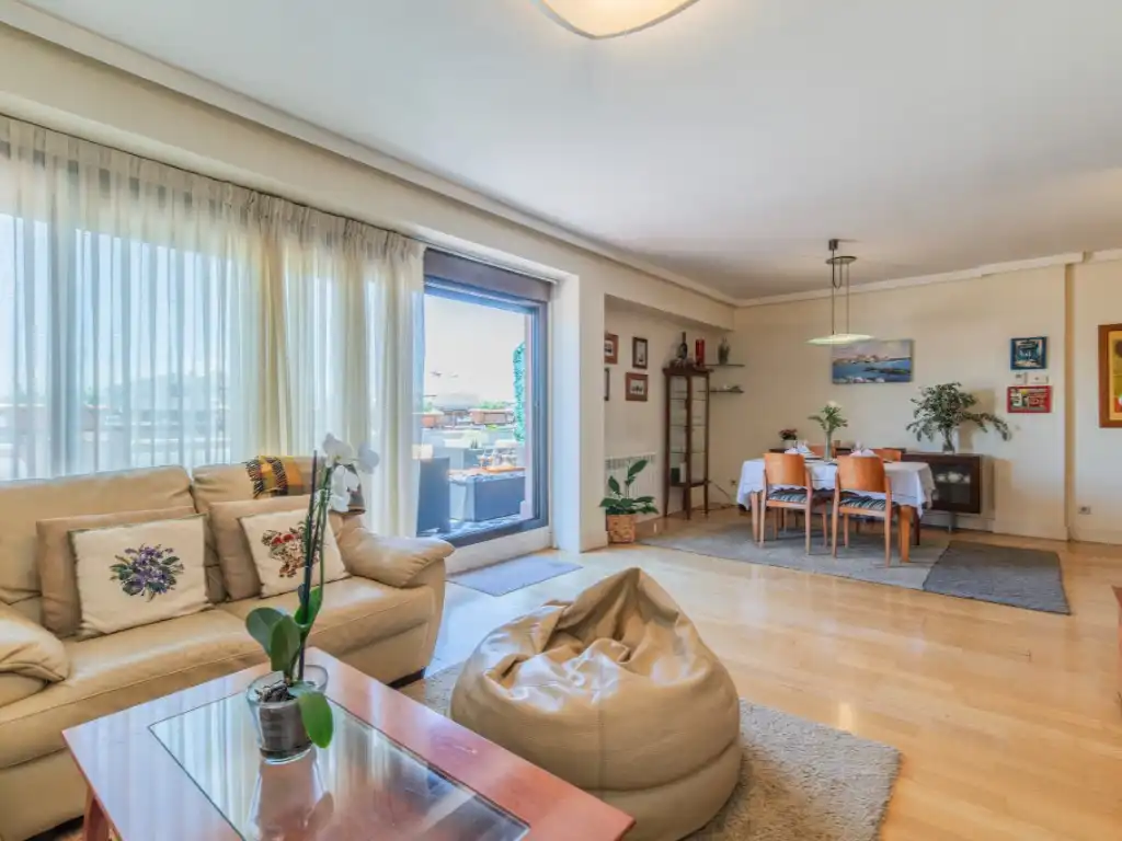 Sala d'estar de Dúplex de lloguer en Majadahonda amb Jardí privat, Terrassa i Piscina