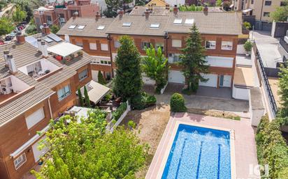 Schwimmbecken von Einfamilien-Reihenhaus zum verkauf in Sant Cugat del Vallès mit Klimaanlage, Terrasse und Schwimmbad