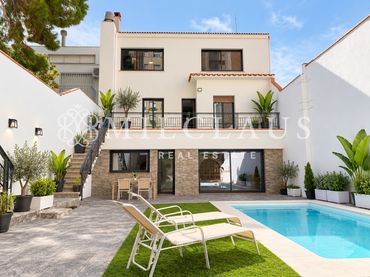 Casa amb balcó en venda a Carrer de Regàs