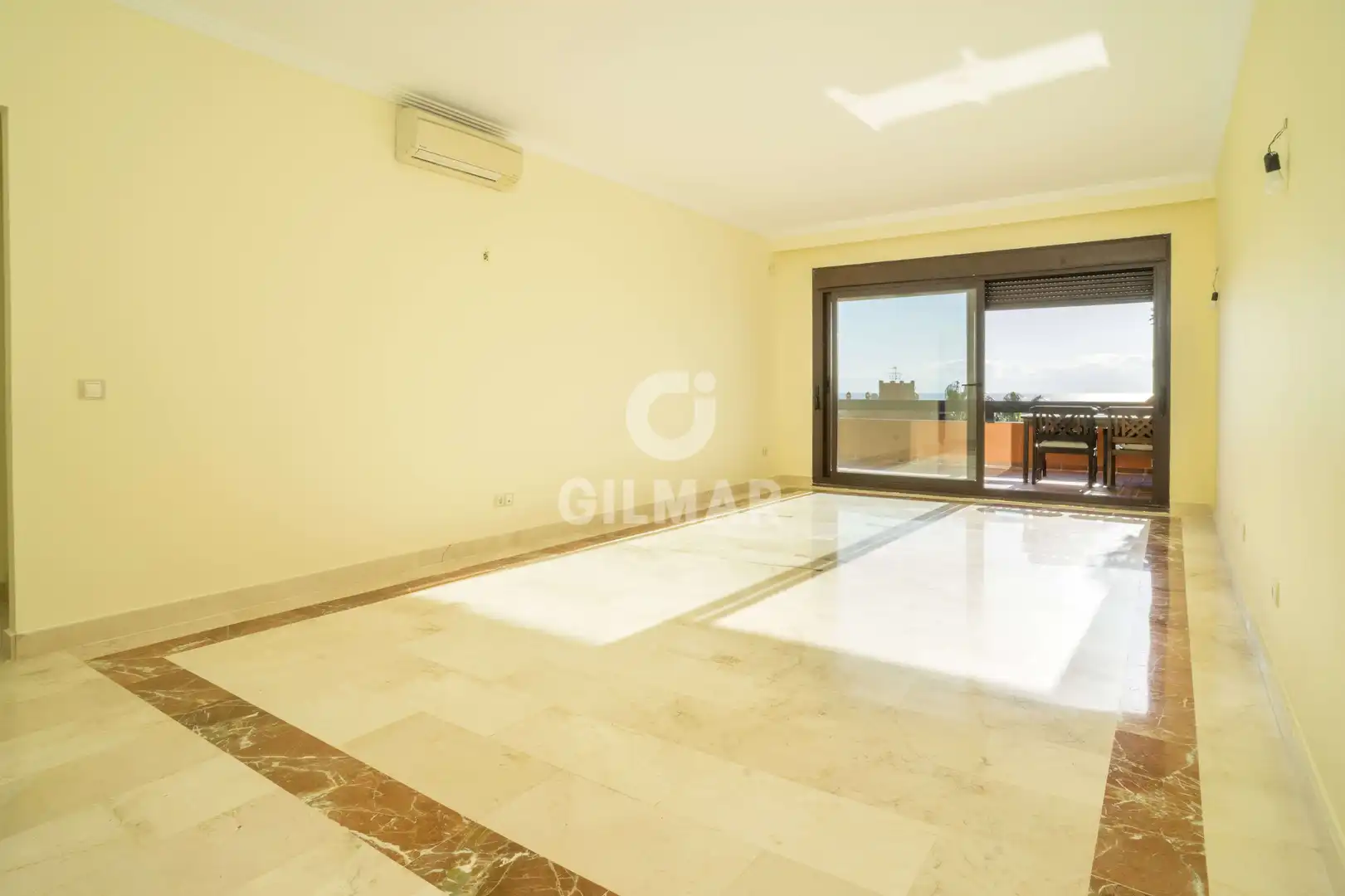 Sala d'estar de Dúplex en venda en Estepona amb Calefacció, Jardí privat i Traster